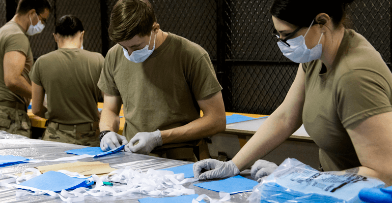 Soldados fabricando máscaras contra o coronavírus