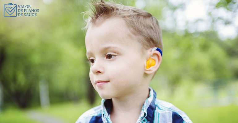 Menino com aparelho auditivo - deficiência auditiva