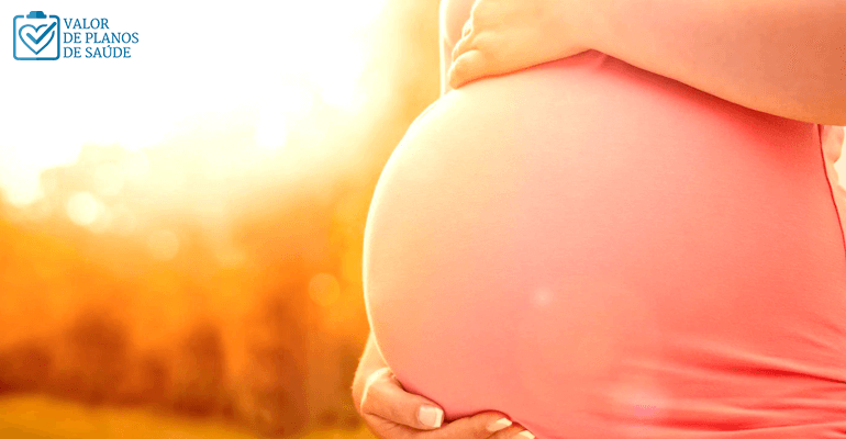 Mulher grávida segurando a barriga