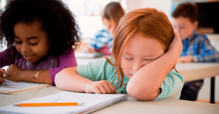 garota dormindo na escola - dislexia