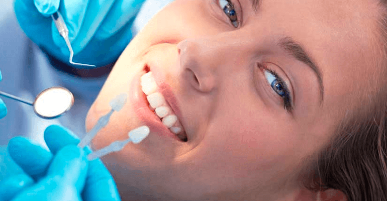 Mulher fazendo tratamento no dentista - plano odontológico