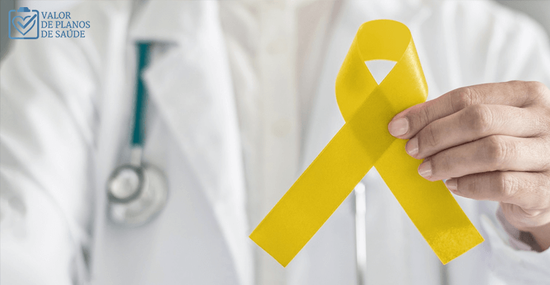 Médico segurando fita amarela - hepatites virais